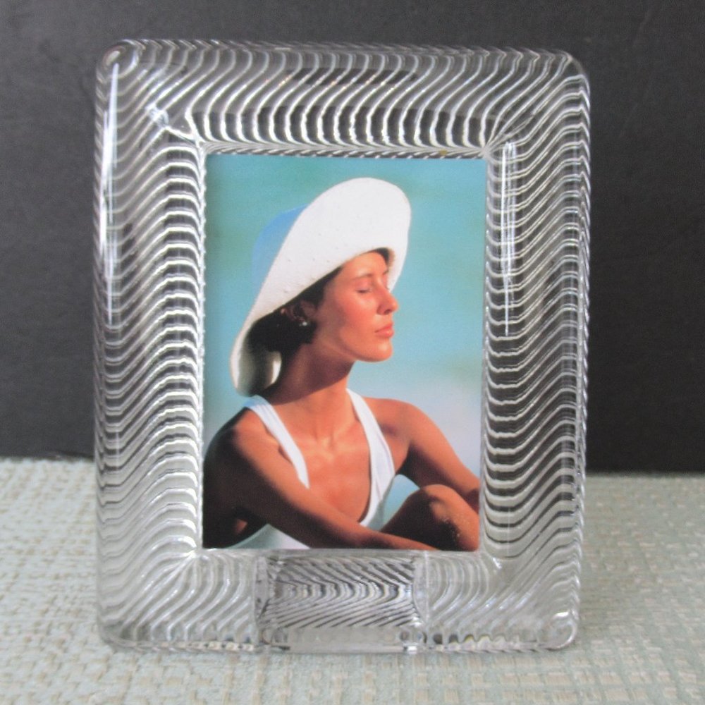 MIKASA WAVED RIBBED PATTERN CRYSTAL PHOTO FRAME FOR 4" X 2-3/4 PICTURES New